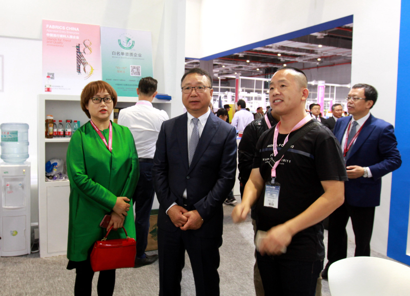 中國紡織工業(yè)聯(lián)合會會長孫瑞哲來我司展會視察.jpg 中國紡織工業(yè)聯(lián)合會會長孫瑞哲來我司展會視察.jpg