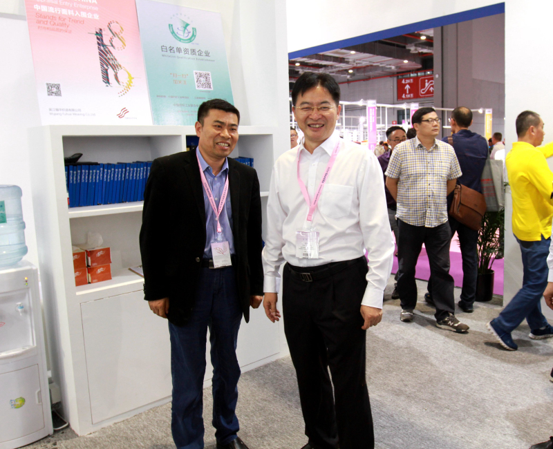 吳江區(qū)委常委、盛澤鎮(zhèn)黨委書記范建龍與我司總經(jīng)理張長建合影.jpg 吳江區(qū)委常委、盛澤鎮(zhèn)黨委書記范建龍與我司總經(jīng)理張長建合影.jpg